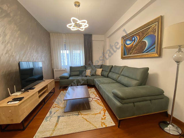 Apartament me qira ne rrugen Ndre Mjeda, ne Tirane.
Banesa eshte e pozicinuar ne katin e 6-te nje p